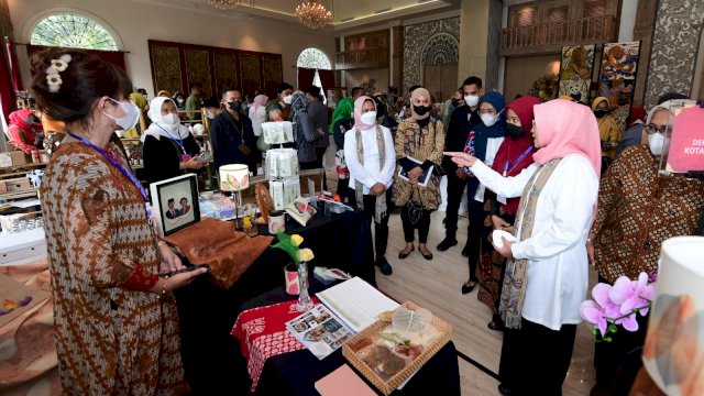 Kunjungi Pameran Dekranasda di Borobudur, Iriana Jokowi : Ini Momentum UMKM untuk Bangkit