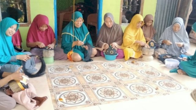 Yuk Intip Produksi Kelompok Usaha Anyaman ‘Songkos Recca’ di Takalar: Kualitas Jadi Utama