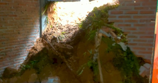 FOTO: Dinding Kamar Dihantam Longsor di Tondok Salu, 2 Meninggal