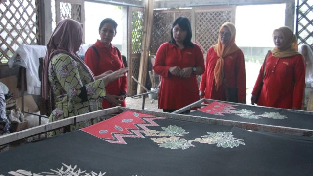 Dukung UMKM Temanggung, Ketua Persit Kodim 0706 Kunjungi Kerajinan Batik