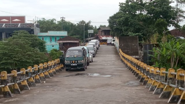 Diduga Pengawasan Mandul, Parkir Roda Empat Depan Rumah Makan RK Srowol Menuai Kritik