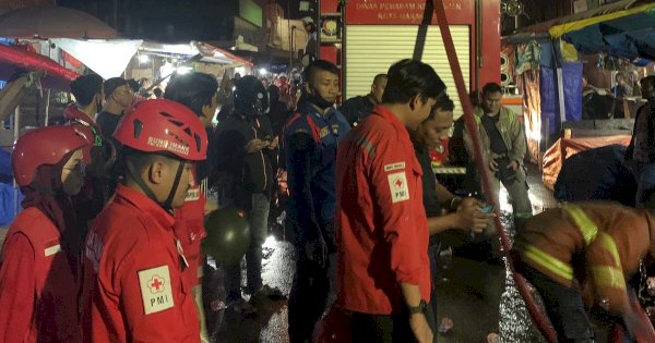 PMI Makassar Bantu Damkar Padamkan Kebakaran Pasar Terong