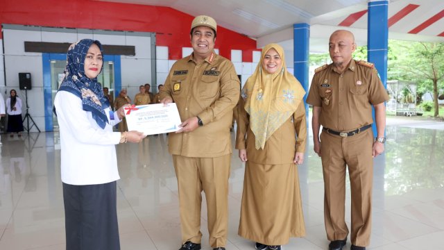 Kepala BKKBN Sulsel Serahkan Rincian DAK BKKBN Senilai 5,36 Milyar Kepada Pemkab Maros