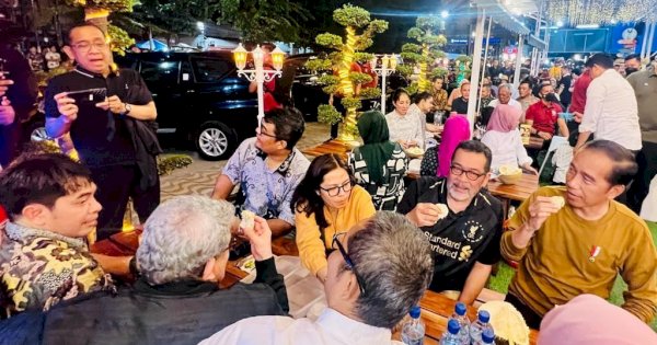 Nikmati Malam di Medan, Presiden Makan Durian Bersama Pimpinan Redaksi