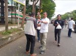 Satpol PP Makassar Bagikan Paket Sembako Beras ke Warga Kurang Mampu