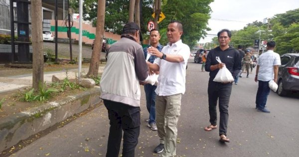 Satpol PP Makassar Bagikan Paket Sembako Beras ke Warga Kurang Mampu