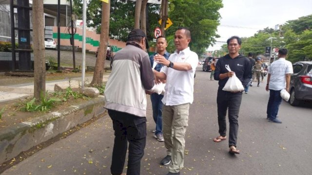 Satpol PP Makassar Bagikan Paket Sembako Beras ke Warga Kurang Mampu