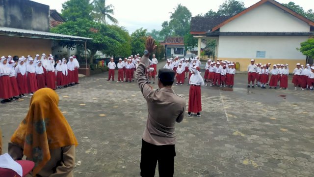Jadi Pembina Upacara di SDN 2 Adikarto, Kapolsek Muntilan Sosialisasi Layanan Pengaduan