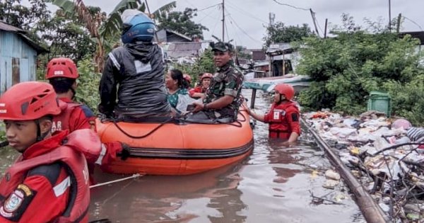 Deng Ical: Relawan PMI Evakuasi Korban Banjir dan Distribusi Makanan