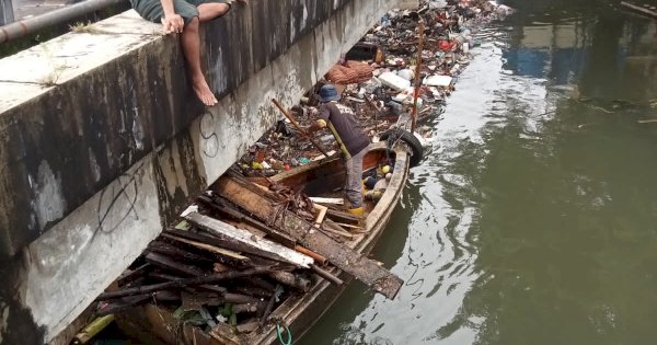 Satgas Dinas PU Terus Lakukan Pembersihan Sampah Tersumbat di Saluran