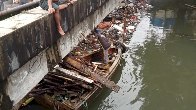 Satgas Dinas PU Terus Lakukan Pembersihan Sampah Tersumbat di Saluran