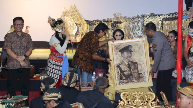Cucu Mantan Kapolri Jenderal Hoegeng Kaget Dapat Kejutan dari Polres Magelang Kota