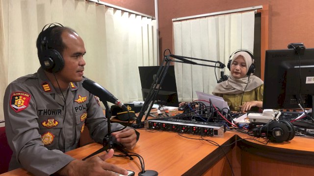 Manfaatkan Radio, Kapolsek Muntilan Sosialisasikan Call Center Layanan Polisi