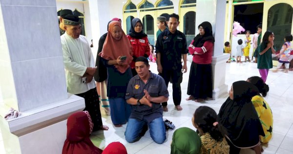 Beri Semangat, Deng Ical Sambangi Pengungsi Banjir di Karuwisi