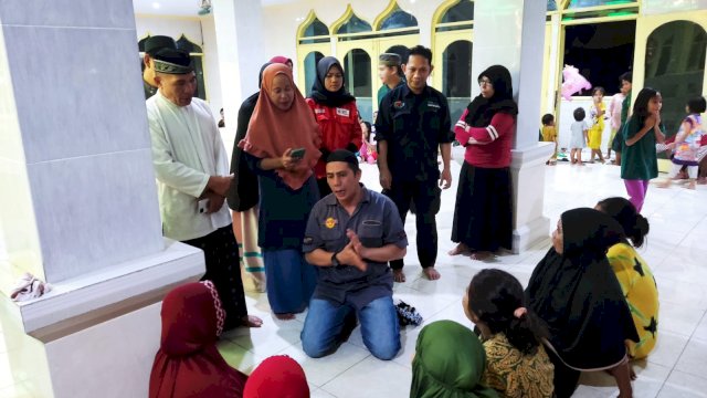 Beri Semangat, Deng Ical Sambangi Pengungsi Banjir di Karuwisi