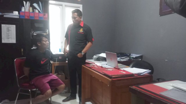 Terduga pelaku saat dilakukan pemeriksaan di Reskrim Polres Mamasa. Foto: Jupran/Hn