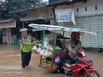FOTO: Polisi Bantu Dorong Motor Pedagang Sayur Ditengah Genangan Air