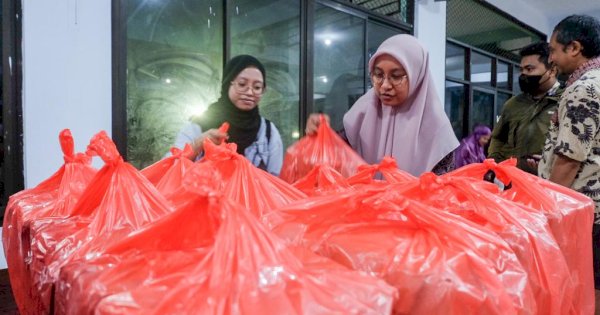 Dinas Kominfo Bagikan 260 Paket Makanan Siap Saji ke Pengungsi Banjir