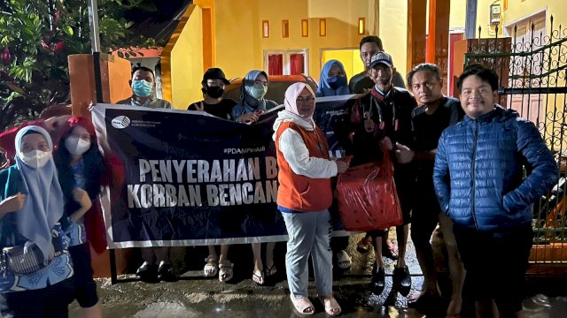 Penyerahan bantuan di Kecamatan Tamalanre, Kamis (16/2) malam. Dok. Humas PDAM