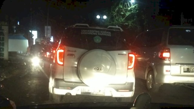 Kemacetan di Kota Maros, Jumat (17/2). Dok. Fir/Hn