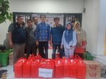 Paket Kebutuhan Anak Disalurkan Inspektorat Makassar Bagi Korban Banjir di Makassar