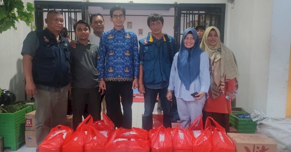 Paket Kebutuhan Anak Disalurkan Inspektorat Makassar Bagi Korban Banjir di Makassar