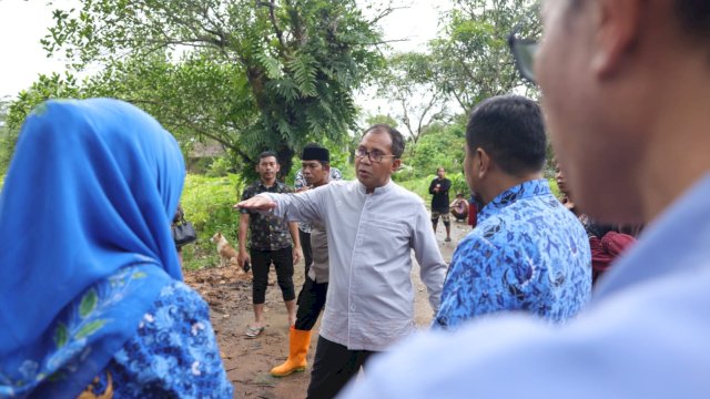 Wali Kota Makassar, Moh Ramdhan Pomanto meninjau rencana lahan TPU di Dusun Tammu-tammu, Desa Moncongloe Bulu, Kecamatan Moncongloe, Maros, Jumat (17/2). Ist