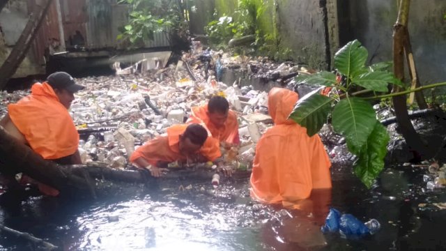 Tim ‘Anti G’ Dinas PU Makassar Berjibaku Eksekusi Penyebab Genangan, Ini Hasilnya