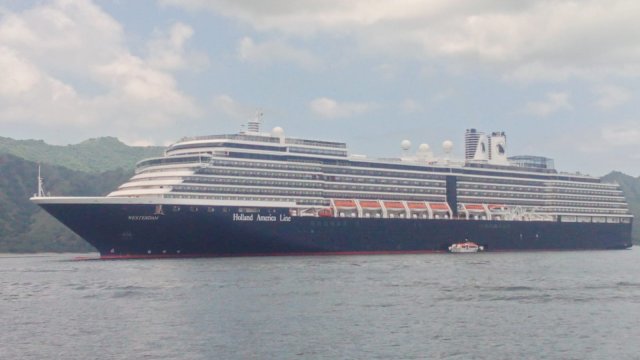 Ket. Kapal Pesiar Holland America Line saat sedang berlabuh di sekitar perairan Loh Liang, Pulau Komdo (20/2/2023). (Dok. Richard Bon).