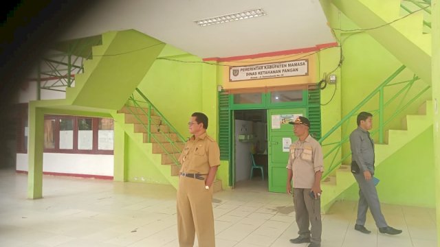 Keterangan Foto: Bupati Mamasa Ramlan Badawi saat melakukan pengecekan di Kantor Gabungan Dinas. Foto (Jupran/HN)
