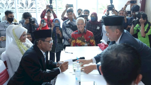 Menpan-RB dan Gubernur Ganjar Pranowo menjadi saksi pernikahan di balai nikah MPP Sragen. (Foto: Humas Pemprov Jateng)
