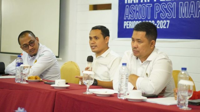 Ketua Umum Asosiasi Kota (Askot) PSSI Kota Makassar, Ahmad Susanto (tengah). Ist