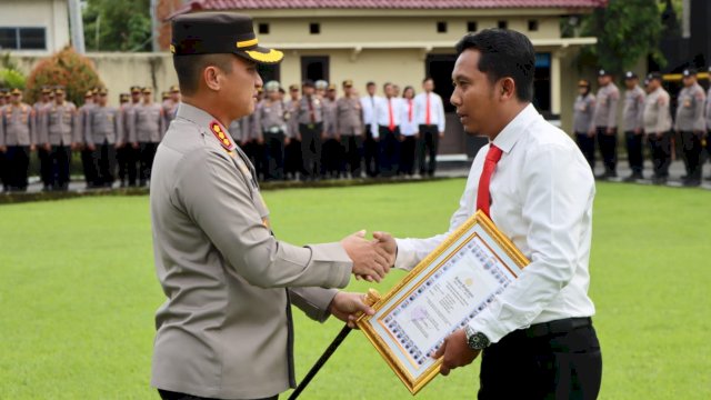 Kapolresta Beri Penghargaan 19 Anggota Polresta Magelang Berprestasi