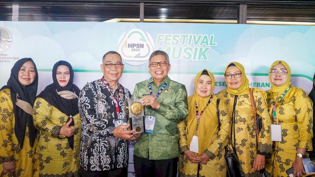 Wali Kota Parepare, Taufan Pawe atau TP (tengah) raih Adipura. Dok. Ist