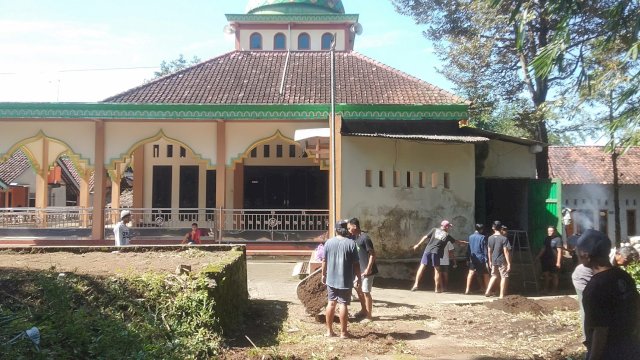 Bersama Pemuda Mandiri, Warga Kadirojo Adakan Gotong-Royong Massal