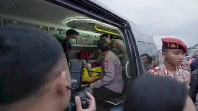 Kapolri Jenderal Listyo Sigit Prabowo meninjau langsung proses evakuasi Kapolda Jambi Irjen Rusdi Hartono beserta rombongan, Selasa (21/2). Dok. Ist/Polri