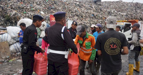 Jumat Berkah, Brimob Batalyon A Pelopor Bagikan Nasi Kotak di TPA