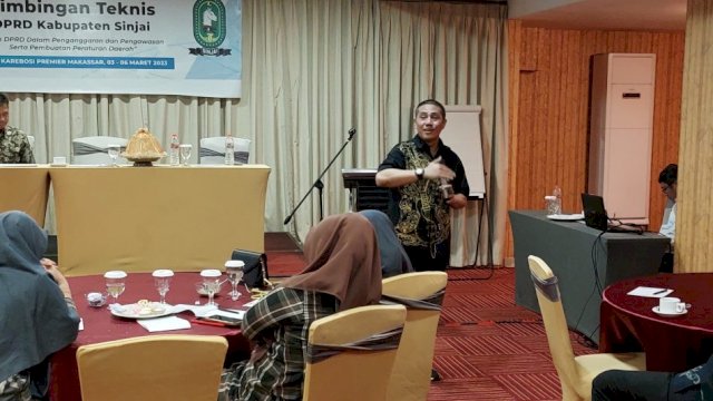 Dr. Syamsu Rizal MI (Deng Ical) beri materi di Bimtek DPRD Sinjai di Hotel Karebosi Premier, Jumat (3/3). 