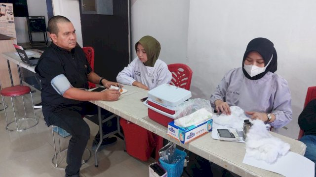 Dokter PMI Makassar melayani calon pendonor darah, di acara sahabat dokter koboi, Jumat (17/3). 