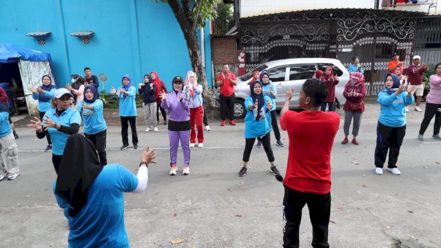 Fatmawati Rusdi bersama Lurah Malimongan Baru, para pegawai kelurahan dan masyarakat sekitar melakukan senam sehat bersama di depan Kantor Lurah Malimongan Baru, Sabtu (18/03).