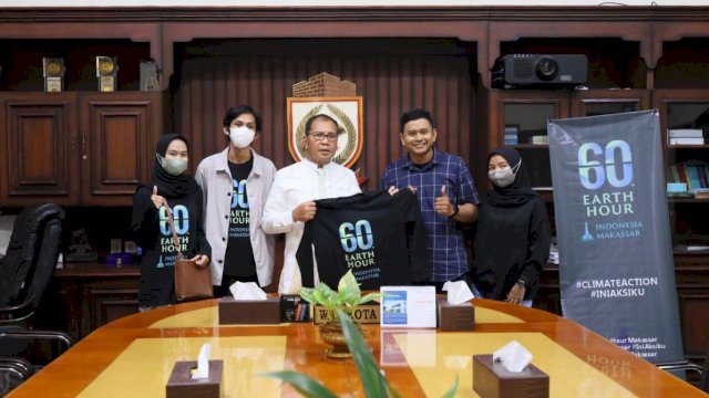 Danny Pomanto saat menerima audiens dari Panitia Earth Hour di Ruang Rapat Wali Kota Balai Kota Makassar, Jumat (24/03).