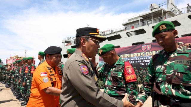Wali Kota Makassar Moh Ramdhan Pomanto mendampingi Panglima TNI Laksamana Yudo Margono melepas keberangkatan Satgas Pamtas RI-PNG Kewilayahan Provinsi Papua dan Papua Barat Yonif 721/Makassau dan Yonif 623/Bhakti Wira Utama di Makassar, Jumat, (31/03).