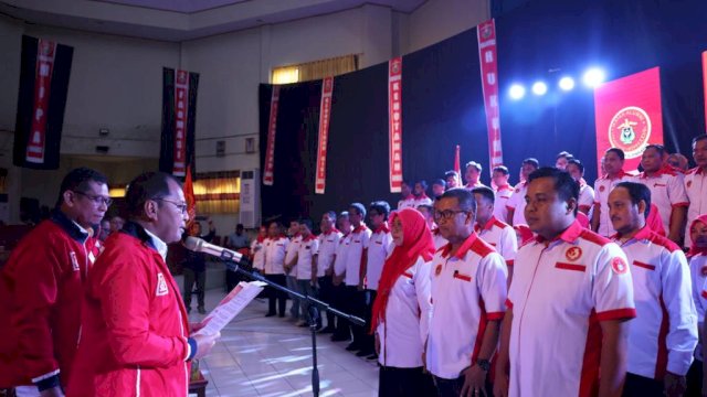Ketua IKA Unhas Sulsel Danny Pomanto resmi melantik pengurus IKA Unhas Kabupaten Pinrang periode 2022-2026 di Aula Kantor Bupati Pinrang, Sabtu (18/03).