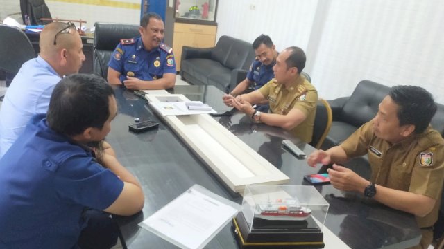 Kepala Pelaksana BPBD, Achmad Hendra Hakamuddin saat koordinasi dengan Damkar di Jalan dr Sam Ratulangi, Senin (27/03).