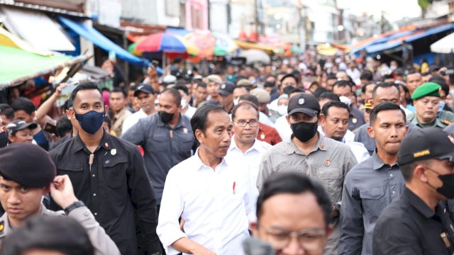 Wali Kota Makassar Moh Ramdhan Pomanto bersama Ratusan pedagang Pasar Terong menyambut hangat kedatangan Presiden RI Joko Widodo di Pasar Terong, Makassar, Rabu, (29/03).