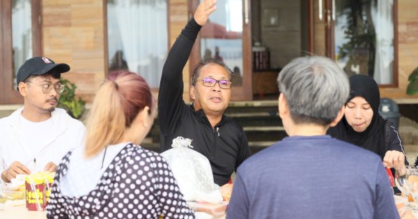 Danny Pomanto Perkenalkan Keindahan Pulau Samalona ke Tim SCE Singapura