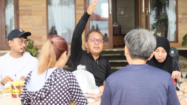 Danny Pomanto Perkenalkan Keindahan Pulau Samalona ke Tim SCE Singapura