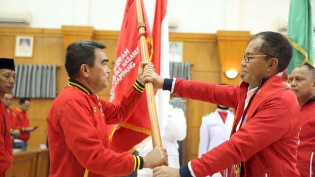 Danny Pomanto serahkan pataka kepada Nasruddin Waris saat dilantik sebagai Ketua IKA Unhas Sidrap 2022-2026 di Kantor DPRD Kabupaten Sidrap, Sabtu (18/03).