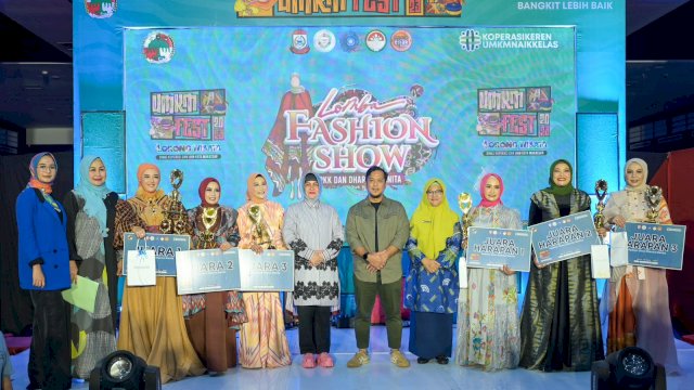 Ketua TP PKK Kota Makassar Serahkan Penghargaan Pemenang Fashion Show Festival UMKM Lorong Wisata