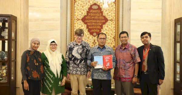 Terima Buku Emmannuel Lemaire, Danny Pomanto: Sejarah Makassar-Perancis Sangat Dekat